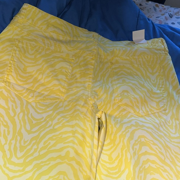 Brand New Bright Yellow printed Lei stretch denim size 17! - Picture 6 of 7